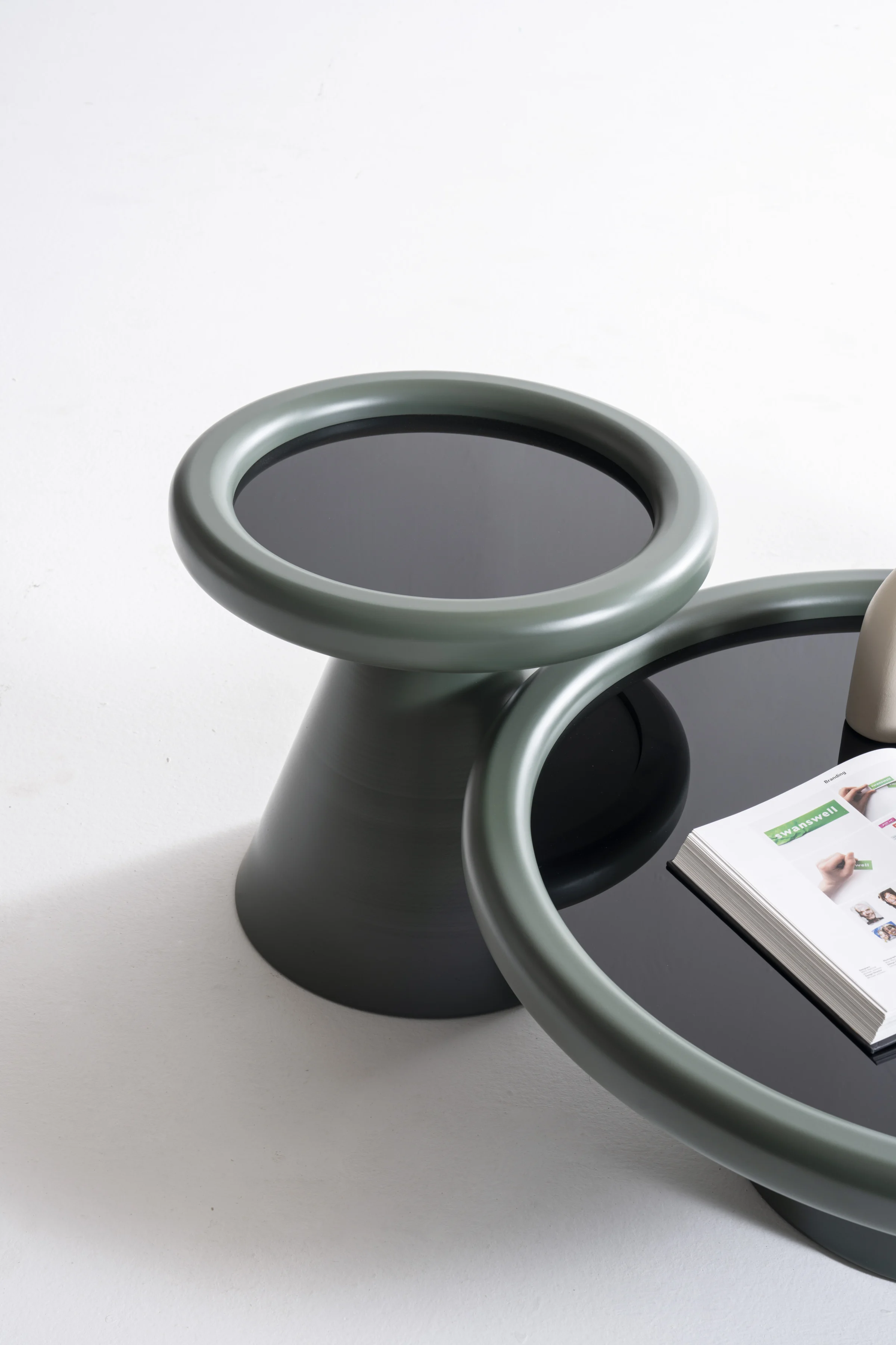 Green Black Холна Маса